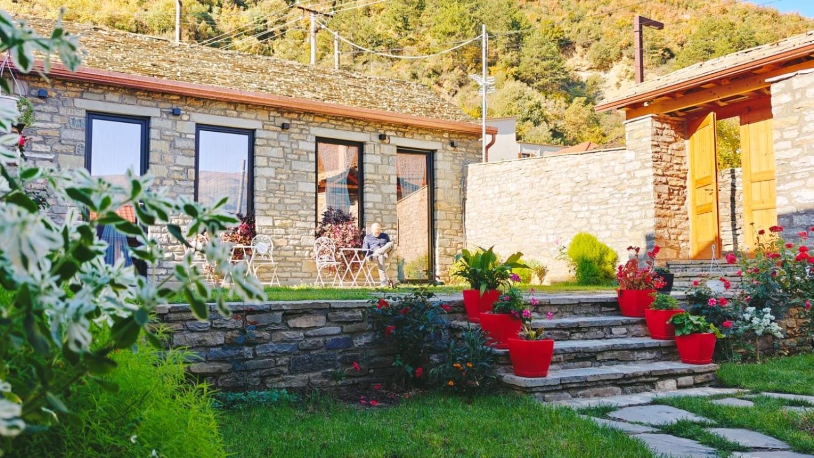 Gogo Moustache Guest House Përmet Buitenkant foto